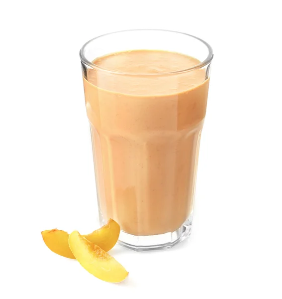 Copo de smoothie saboroso com pêssego no fundo leve — Fotografia de Stock