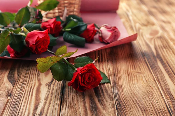 Kytici krásných růží na dřevěné pozadí — Stock fotografie