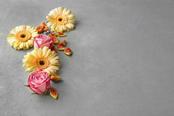 Composizione di rose, fiori di margherita e fichi su fondo chiaro strutturato — Foto Stock
