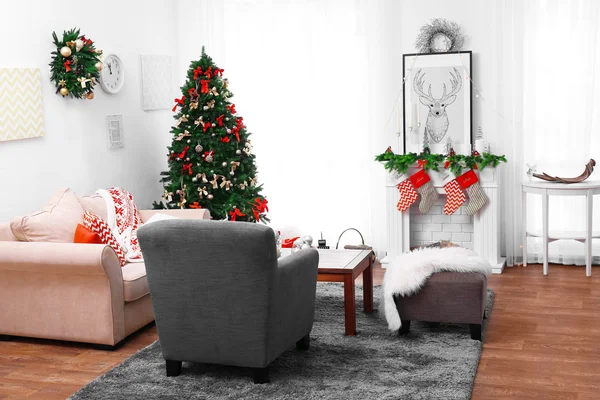 Dekorovaný vánoční pokoj s krásnou jedlí — Stock fotografie