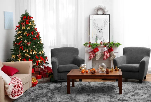 Украшенная рождественская комната с красивой елкой — стоковое фото