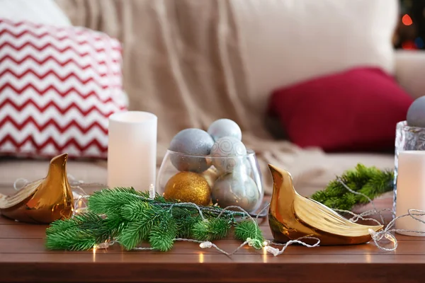 Decoratieve ballen en lichten op tafel, close-up — Stockfoto