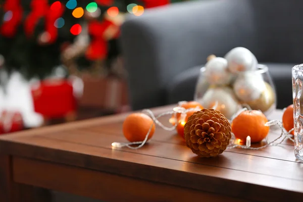 Drewniany stół z świątecznych dekoracji, z bliska — Zdjęcie stockowe