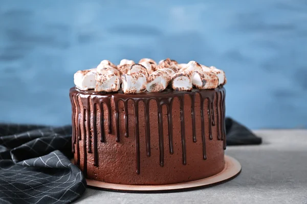 Lekkere chocolade cake met marshmallow op tafel — Stockfoto