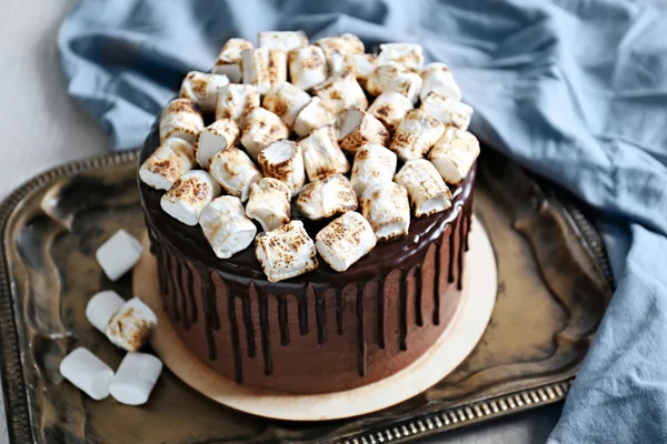 Bolo de chocolate saboroso com marshmallow na bandeja — Fotografia de Stock