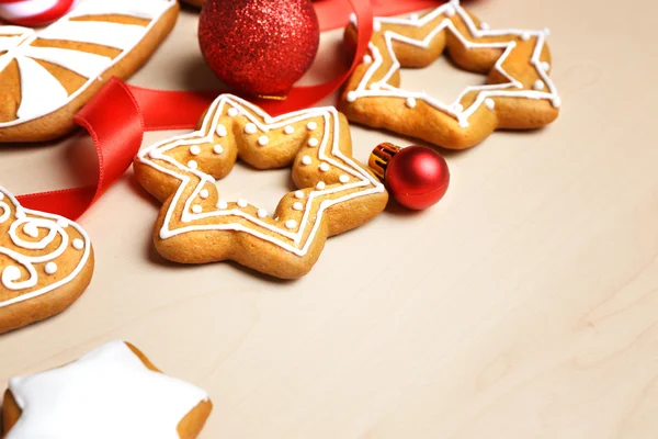 おいしいジンジャーブレッドクッキーと木製の背景にクリスマスの装飾 — ストック写真