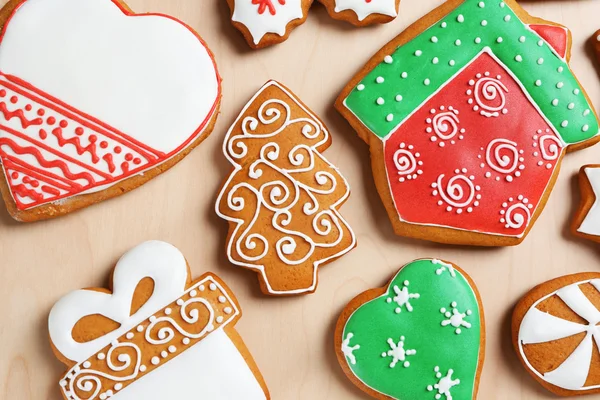 Gustosi biscotti di pan di zenzero su sfondo di legno — Foto Stock