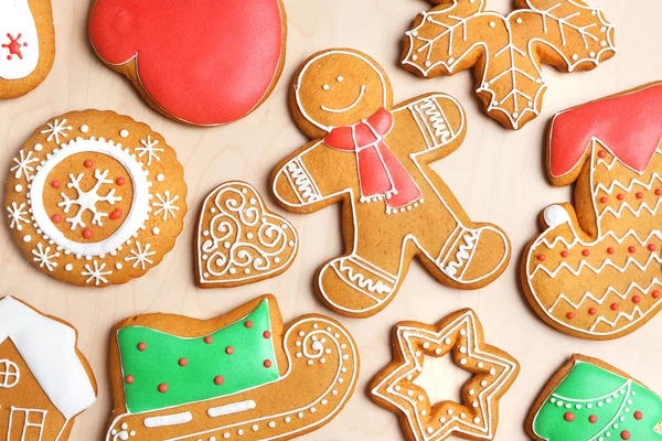 Leckere Lebkuchen auf Holzboden — Stockfoto