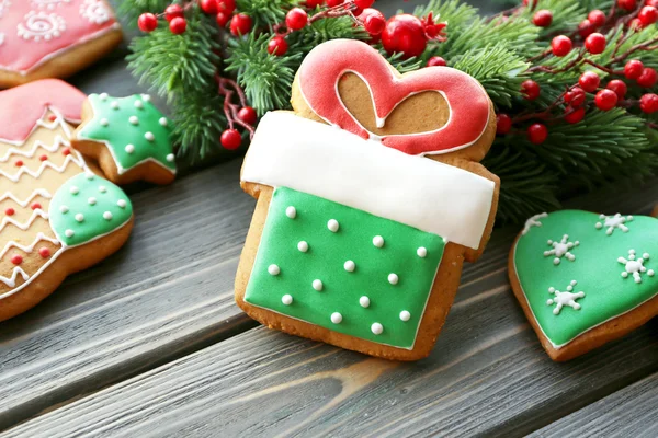 Sabrosas galletas de jengibre sobre fondo de madera, de cerca — Foto de Stock