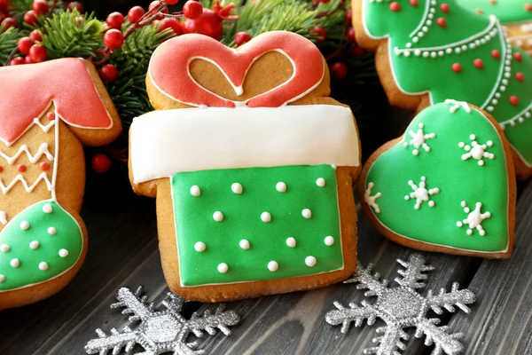 Sabrosas galletas de jengibre sobre fondo de madera, de cerca — Foto de Stock