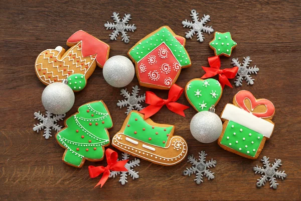 맛있는 진저브레드 쿠키와 나무 배경의 크리스마스 장식 — 스톡 사진