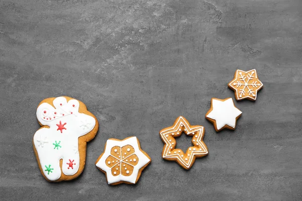 Sabrosas galletas de jengibre sobre fondo gris — Foto de Stock