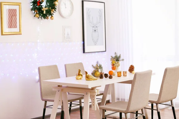 Zimmer mit Tisch und Stühlen weihnachtlich dekoriert — Stockfoto