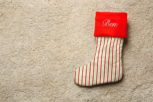 在米色带纹理的背景上可爱的圣诞袜 — 图库照片