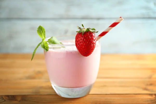 Läcker strawberry milkshake med mynta på trä bakgrund — Stockfoto