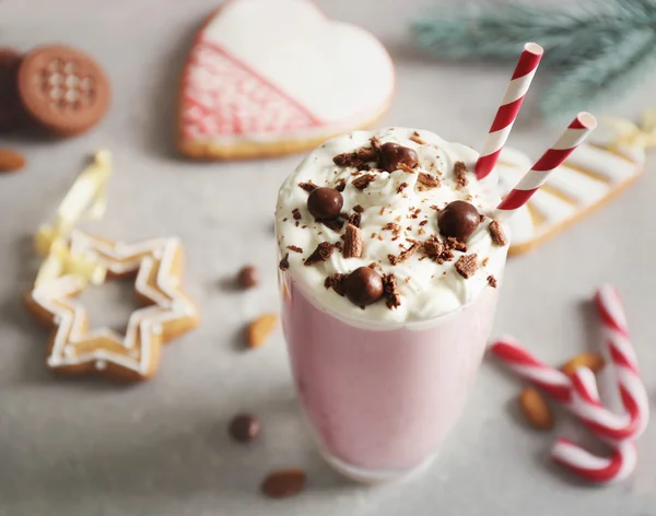 Läcker milkshake med juldekoration på grå texturerat bakgrund — Stockfoto