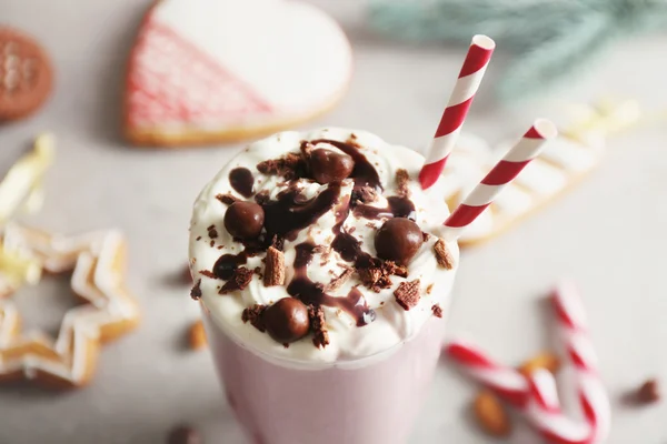 Delicioso milkshake com decoração de Natal em fundo cinza texturizado — Fotografia de Stock