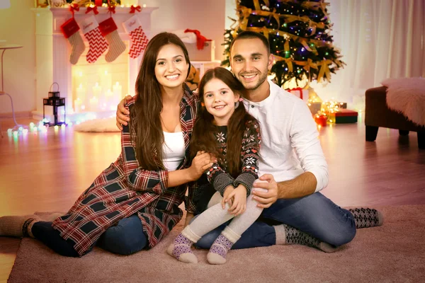 Bambina con genitori in salotto decorata per Natale — Foto Stock