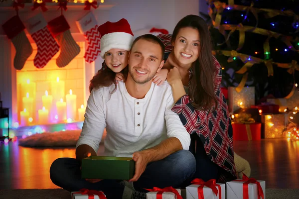 Kleines Mädchen und ihre Familie beim Öffnen von Weihnachtsgeschenken im Wohnzimmer — Stockfoto