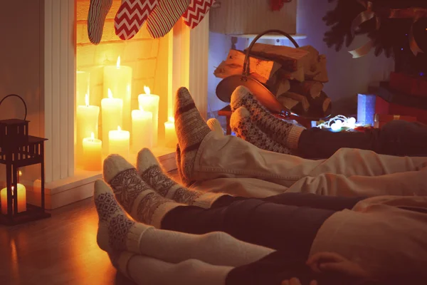 Jambes en chaussettes près de la cheminée décorées pour Noël, vue rapprochée — Photo