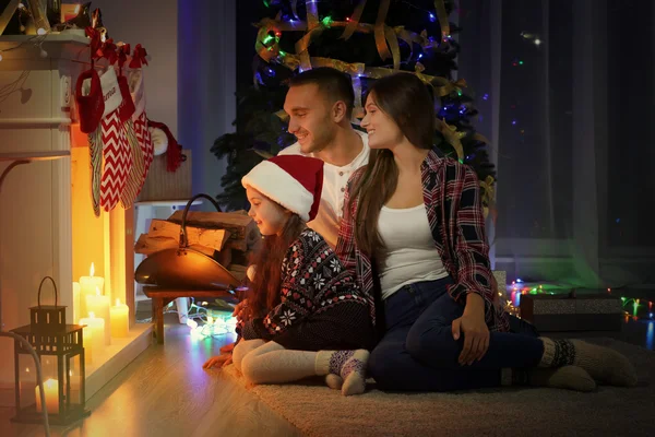 暖炉の近くに幸せな家族がクリスマスの装飾 — ストック写真