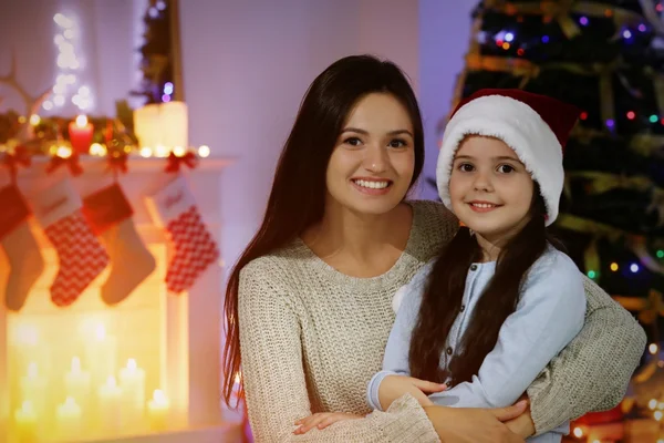 Ritratto di madre e figlia in salotto decorato per Natale — Foto Stock