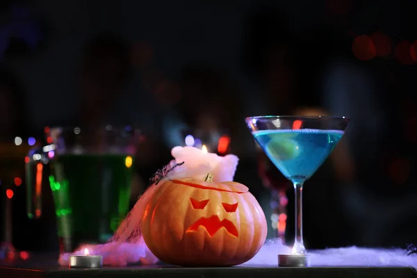 Cocktail and Halloween decor prepared for party, on blurred background — Stock Photo, Image