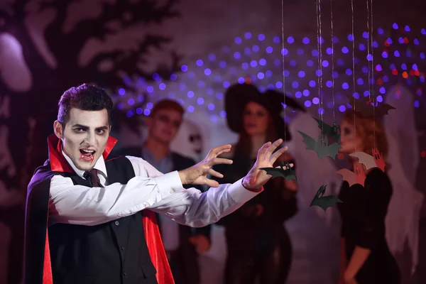 Молодой человек в костюме вампира на вечеринке в честь Хэллоуина — стоковое фото