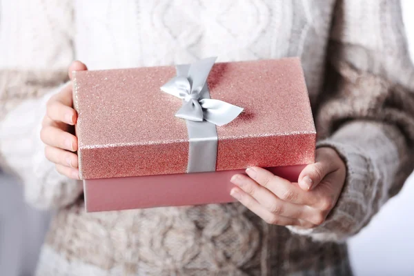 Γυναίκα εκμετάλλευση κουτί με Χριστουγεννιάτικο δώρο, κλείνω πάνω θέα — Φωτογραφία Αρχείου