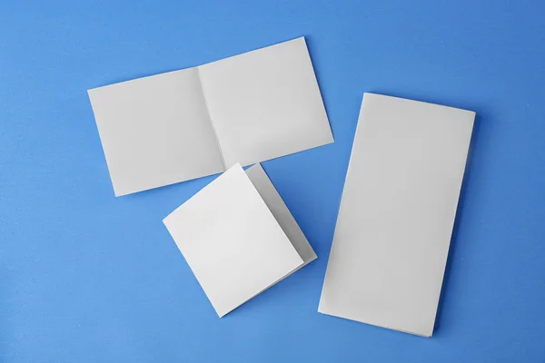 Libretti in bianco su sfondo blu — Foto Stock