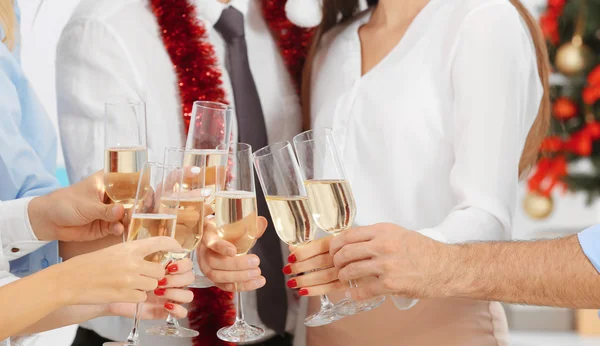 Jóvenes con copas de champán celebrando la Navidad en la fiesta corporativa, vista de cerca — Foto de Stock