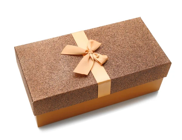 Świąteczny prezent w Złotym pudełku na białym tle — Zdjęcie stockowe