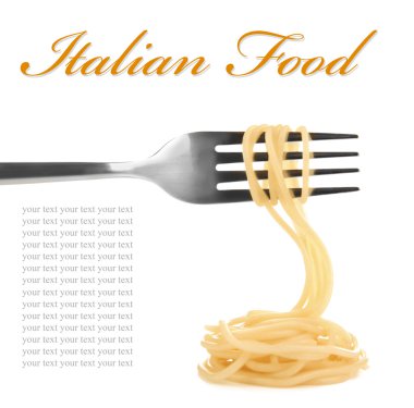 Leziz spagetti çatalı. Beyaz arka plan üzerinde metin İtalyan yemeği. Geleneksel yemek kavramı.