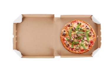 Beyaz zemin üzerine lezzetli pizza teslimat kutusu.