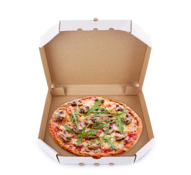 Beyaz zemin üzerine lezzetli pizza teslimat kutusu.