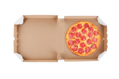 Beyaz zemin üzerine lezzetli pizza teslimat kutusu.