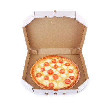 Beyaz zemin üzerine lezzetli pizza teslimat kutusu.