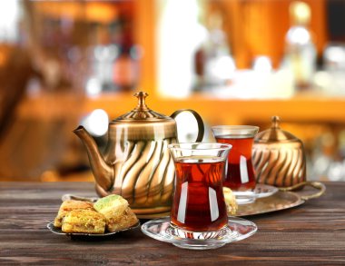 Kompozisyon iç arka plan bulanık karşı ahşap masa üzerinde Türk çay töreni için. Kültür Mirası kavramı.