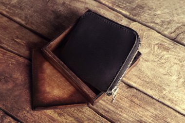 Ahşap arka plan üzerinde deri cüzdan