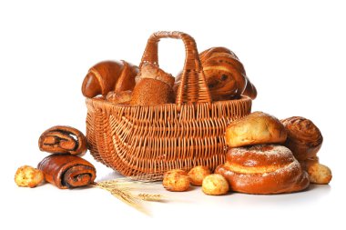 Hasır sepet beyaz izole içinde taze hamur işleri ürün yelpazesine