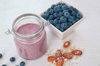 Taze blueberry smoothie çilek mutfak masasında olan
