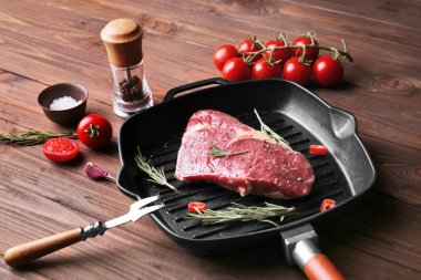 Baharat grill Pan çiğ biftek