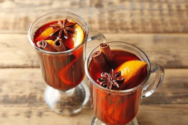 Cam bardak lezzetli Noel ahşap arka plan, closeup şarap mulled