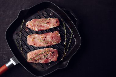 Çiğ biftek ot ve baharat grill Pan ile
