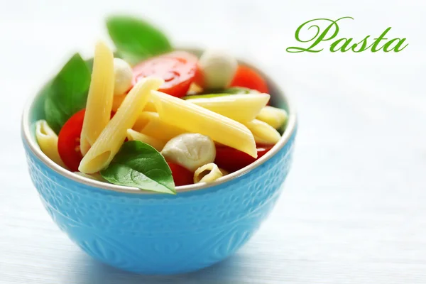 Cuenco de deliciosa pasta, primer plano. Concepto de comida italiana. Palabra PASTA en segundo plano . — Foto de Stock