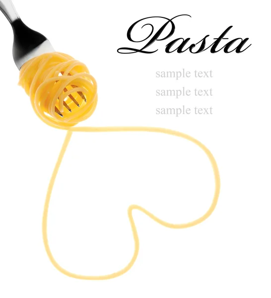 Gaffel och hjärtat gjorda av läcker spaghetti. Ordet Pasta på vit bakgrund. Italiensk matkoncept. — Stockfoto