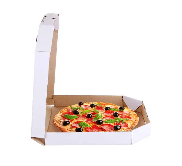 Caja de entrega con deliciosa pizza sobre fondo blanco . — Foto de Stock