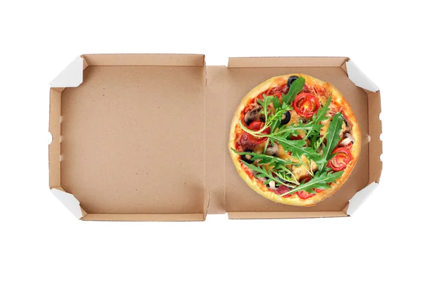 Levering doos met heerlijke pizza op witte achtergrond. — Stockfoto