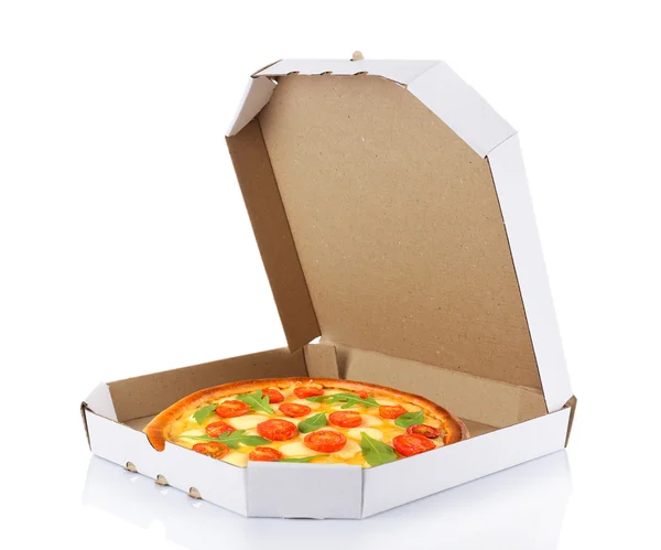 Caja de entrega con deliciosa pizza sobre fondo blanco . — Foto de Stock