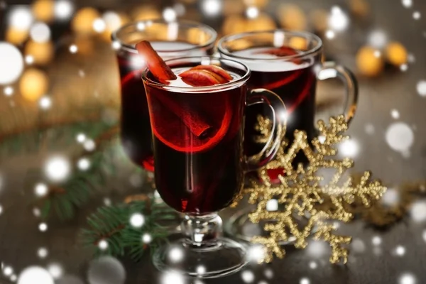 Glasses of delicious Christmas mulled wine, closeup. Snowy effect, Christmas concept. — Stock Photo, Image